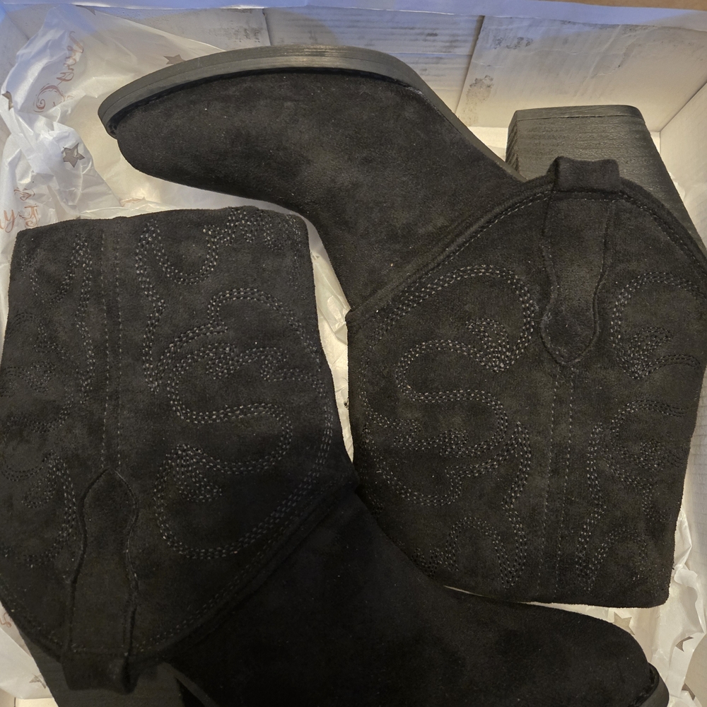 Very G Black Ankle Boots